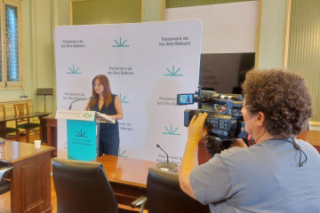 La portavoz de Vox en el Parlament, Manuela Cañadas, comparece en rueda de prensa.