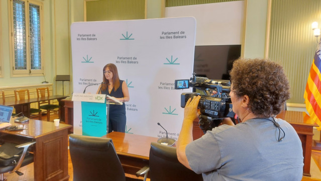 La portavoz de Vox en el Parlament, Manuela Cañadas, comparece en rueda de prensa.