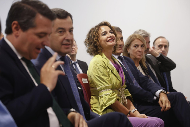 El alcalde de Córdoba, José María Bellido, el presidente de la Junta de Andalucía, Juanma Moreno, y la vicepresidenta del Gobierno, María Jesús Montero, este lunes en un acto de viviendas públicas en Córdoba.