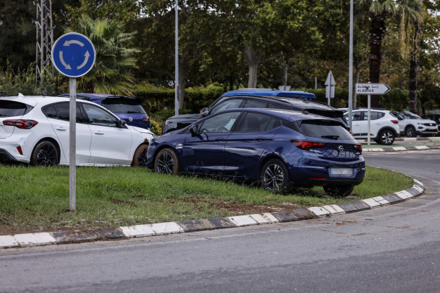 Vehículos subidos a las rotondas con el fin de no ser arrastrados por las lluvias, a 29 de septiembre de 2025, en Aldaia, Valencia, Comunidad Valenciana (España).