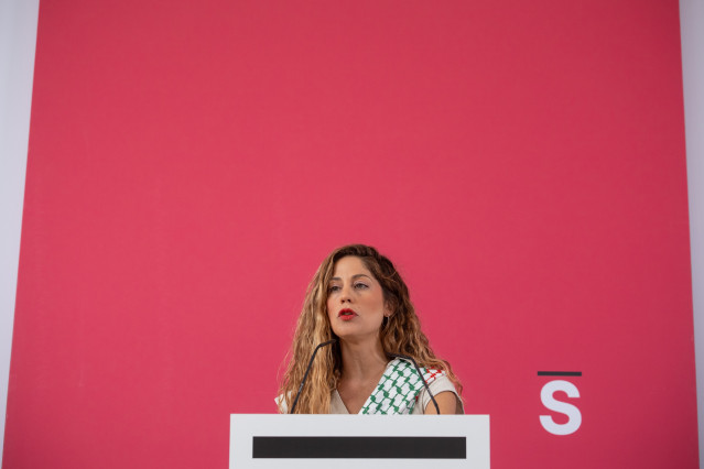 La coordinadora del Movimiento Sumar, Lara Hernández, durante una rueda de prensa, en el Espacio Rastro, a 15 de septiembre de 2025, en Madrid (España).