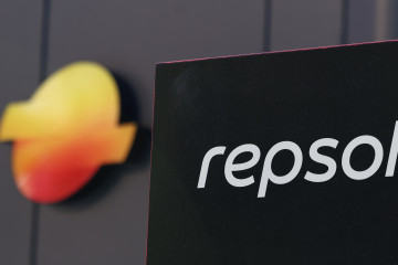 Archivo - El nuevo logo e imagen de marca de Repsol, en Madrid (España)