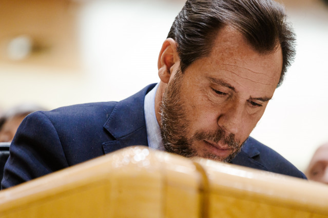 El ministro de Transportes y Movilidad Sostenible, Óscar Puente, durante una sesión de control al Gobierno en el Senado