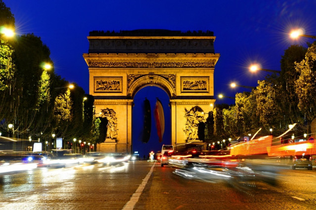 Archivo - Arco del Triunfo en los Campos Elíseos de París (Francia).