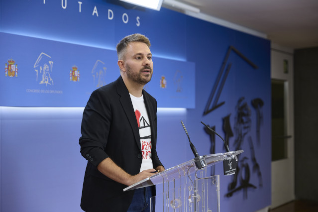 El diputado de Sumar Alberto Ibáñez durante una rueda de prensa anterior a la reunión de la junta de portavoces, en el Congreso de los Diputados, a 9 de septiembre de 2025, en Madrid (España).