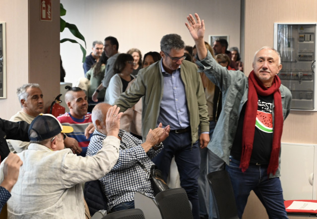 El secretario general de UGT, Pepe Álvarez, saluda a su llegada a la Asamblea de delegadas y delegados de UGT Euskadi en Ermua