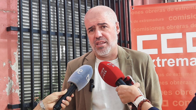 El secretario confederal de CCOO, Unai Sordo, en declaraciones a los medios en la clausura de la Escuela Sindical de Trabajo de CCOO de Extremadura