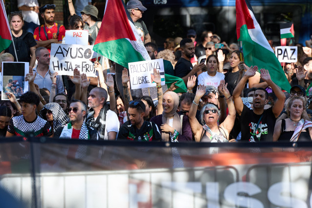 Varias personas se manifiestan a favor Palestina en Atocha