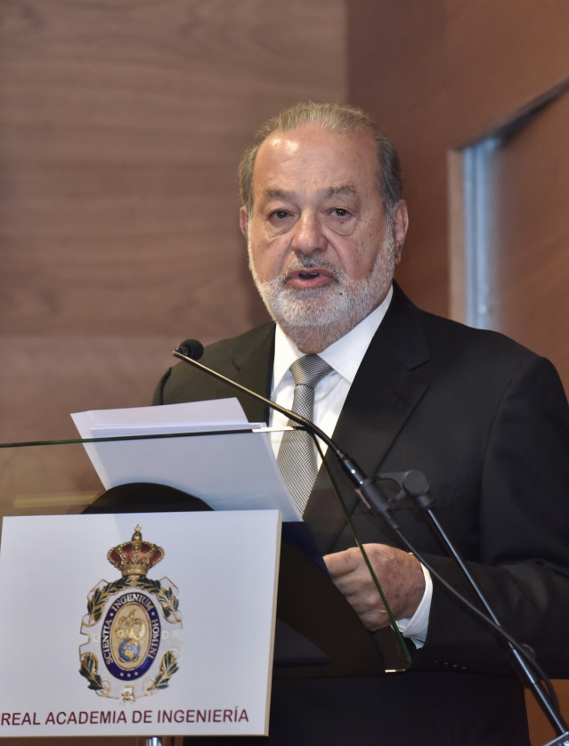 Archivo - Carlos Slim durante su discurso al entrar en la Real Academia de Ingeniería.
