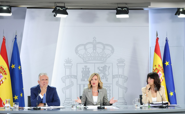 El ministro de Memoria Democrática,  Ángel Víctor Torres, la ministra de Educación, Pilar Alegría, y la ministra de Igualdad, Ana Redondo,  en una rueda de prensa posterior al Consejo de Ministros, en el Palacio de La Moncloa, a 30 de septiembre de 2025