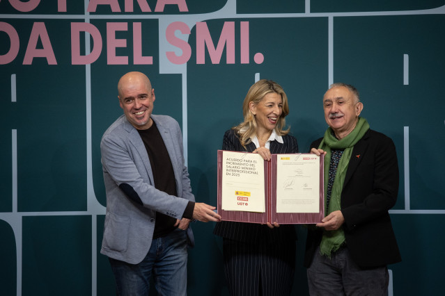 Archivo - La vicepresidenta segunda y ministra de Trabajo y Economía Social, Yolanda Díaz, el secretario general de CCOO, Unai Sordo, y el secretario general de UGT, Pepe Álvarez, durante la firma del acuerdo de subida del SMI para 2025