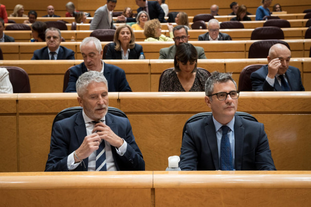 El ministro del Interior, Fernando Grande-Marlaska (i), y el ministro de la Presidencia, Justicia y Relaciones con las Cortes, Félix Bolaños (d), durante una sesión de control al Gobierno, en el Senado, a 30 de septiembre de 2025, en Madrid (España).