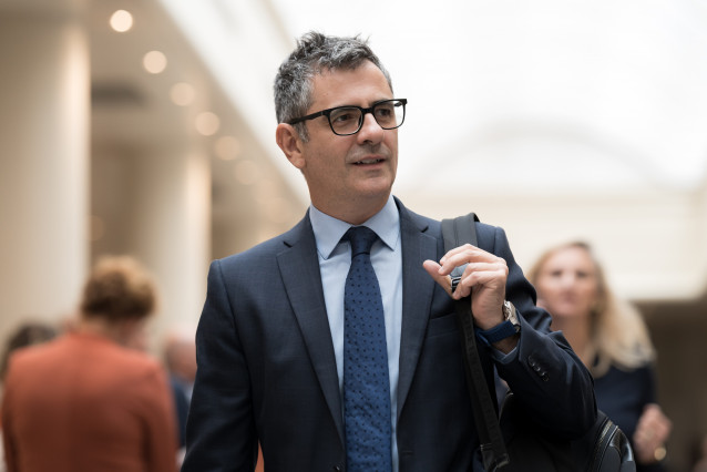 El ministro de la Presidencia, Justicia y Relaciones con las Cortes, Félix Bolaños, a su llegada a una sesión de control al Gobierno, en el Senado, a 30 de septiembre de 2025, en Madrid (España).