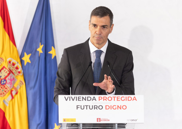 El presidente del Gobierno, Pedro Sánchez, clausura el acto de colocación de la primera piedra de las obras del desarrollo urbanístico Retamar de la Huerta, a 30 de septiembre de 2025, en Alcorcón, Madrid (España).