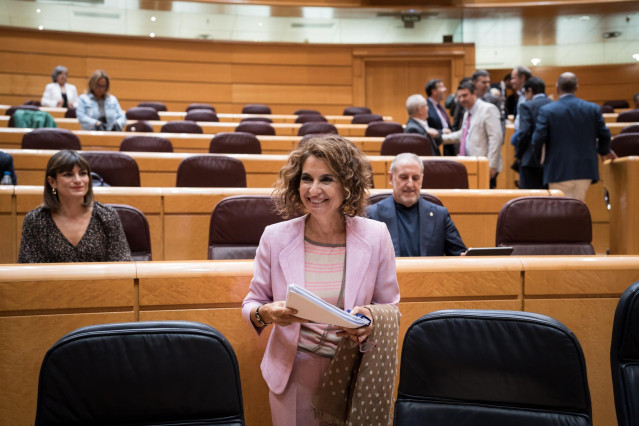 La vicepresidenta primera y ministra de Hacienda, María Jesús Montero, a su llegada a una sesión de control al Gobierno, en el Senado, a 30 de septiembre de 2025, en Madrid (España). El Gobierno se enfrenta una semana más a las preguntas de la oposición e