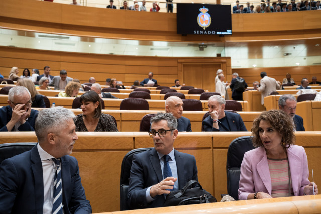 (I-D) El ministro del Interior, Fernando Grande-Marlaska; el ministro de la Presidencia, Justicia y Relaciones con las Cortes, Félix Bolaños y la vicepresidenta primera y ministra de Hacienda, María Jesús Montero, durante una sesión de control al Gobierno