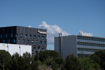 Archivo - Exterior de la sede de Banco Sabadell, a 17 de abril de 2025, en Barcelona, Cataluña (España).