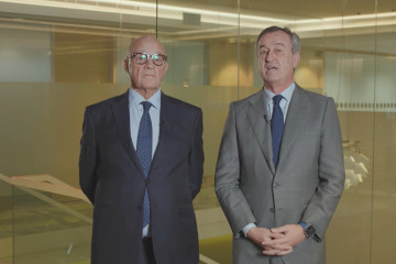 Archivo - El presidente de Banco Sabadell, Josep Oliu, y el consejero delegado, César González-Bueno.