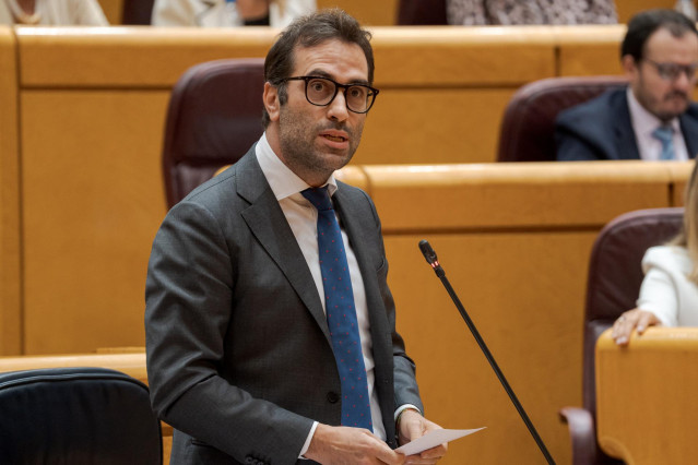 El ministro de Economía, Comercio y Empresa, Carlos Cuerpo, durante una sesión de control al Gobierno, en el Senado, a 30 de septiembre de 2025, en Madrid (España). El Gobierno se enfrenta una semana más a las preguntas de la oposición en la sesión de con