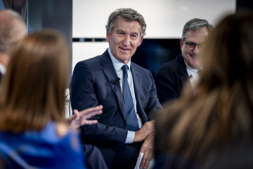 El presidente del Partido Popular, Alberto Núñez Feijóo, participa en ‘La Razón de…’, en la sede de La Razón, a 30 de septiembre de 2025, en Madrid (España).