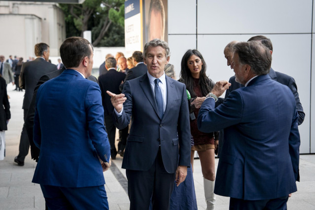 El presidente del Partido Popular, Alberto Núñez Feijóo, a su llegada al acto ‘La Razón de…’, en la sede de La Razón, a 30 de septiembre de 2025, en Madrid (España).