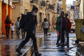 Archivo - Imagen de varias personas en una calle de Paiporta tras la dana del 29 de octubre de 2025.