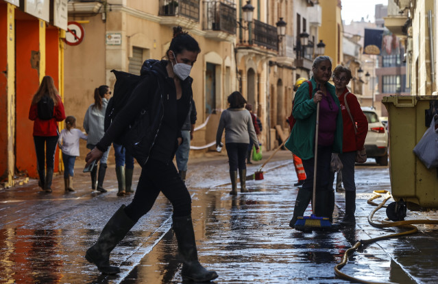 Archivo - Imagen de varias personas en una calle de Paiporta tras la dana del 29 de octubre de 2025.