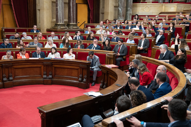 Archivo - votación en una sesión del pleno del Parlament de Catalunya