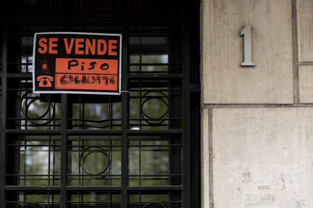 Archivo - Vista de un cartel de 'Se vende' en un portal de un edificio, a 8 de abril de 2024, en Madrid (España).