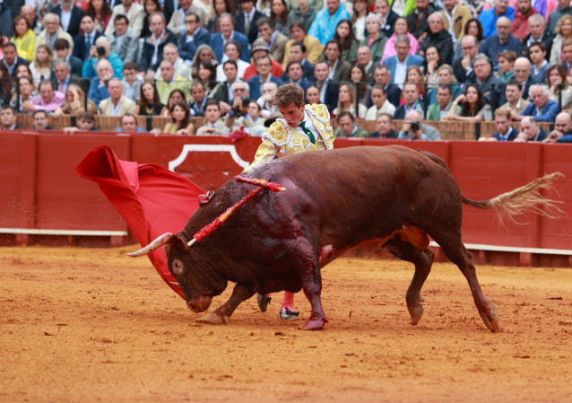El torero Javier Zulueta durante el tercer festejo de la San Miguel en la Real Maestranza de Caballería, a 28 de septiembre de 2025 en Sevilla (Andalucía, España). Como es tradicional en la Plaza de Toros de Sevilla, en el ultimo fin de semana del mes de