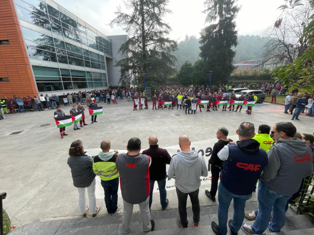 Trabajadores de CAF realizan un paro y una concentración para apoyar a Palestina y rechazar la postura de la empresa