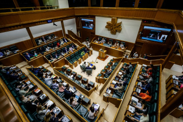 La Cámara autonómica ha aprobado una iniciatva en homenaje a los vascos deportados a campos de concentración del Tercer Reich