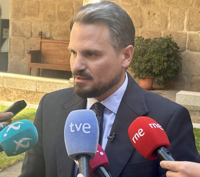 El consejero de Presidencia, Interior y Diálogo Social de la Junta de Extremadura, Abel Bautista, atiende a los medios, en una imagen de artchivo.