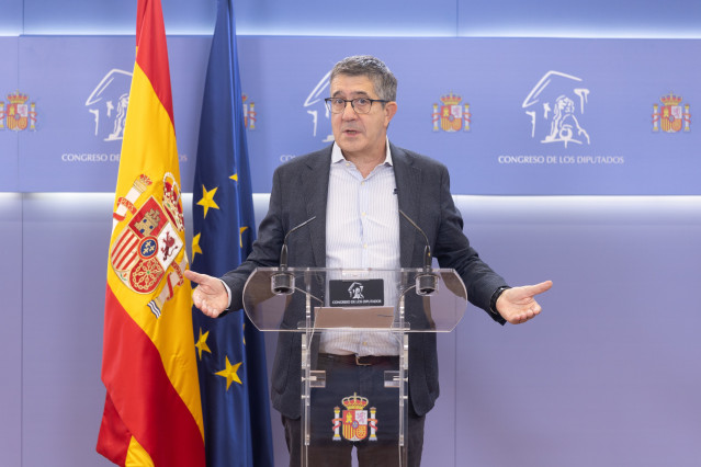 El portavoz del PSOE en el Congreso, Patxi López, durante una rueda de prensa posterior a la Junta de Portavoces, en el Congreso de los Diputados, a 1 de octubre de 2025, en Madrid (España).