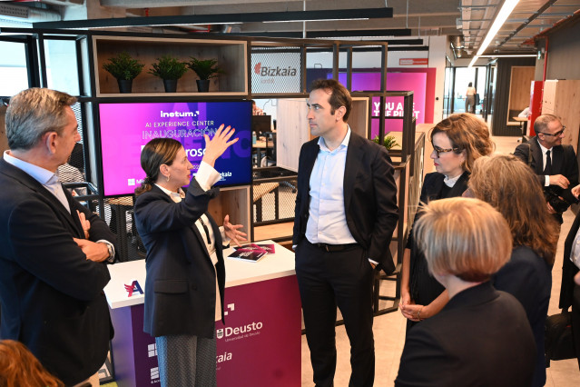El ministro de Economía, Comercio y Empresa, Carlos Cuerpo (c), visita la incubadora de empresas del B Accelerator Tower, a 1 de octubre de 2025, en Bilbao,Bizkaia