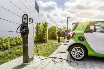 Archivo - Vehículo eléctrico recargando (Smart eléctrico).