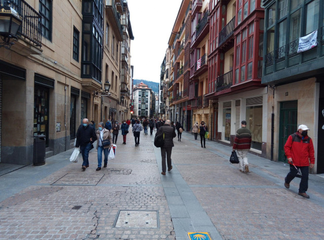 Archivo - Ciudadanos pasean por Bilbao