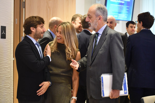 Felipe Quintá (AEA) y los eurodiputados 'populares' Susana Solís y Francisco Millán Mon en la sede del Parlamento Europeo en Bruselas (Bélgica).