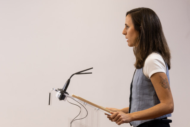 La portavoz de Podemos en el Congreso, Ione Belarra, durante una rueda de prensa anterior a la Junta de Portavoces, en el Congreso de los Diputados, a 1 de octubre de 2025, en Madrid (España).