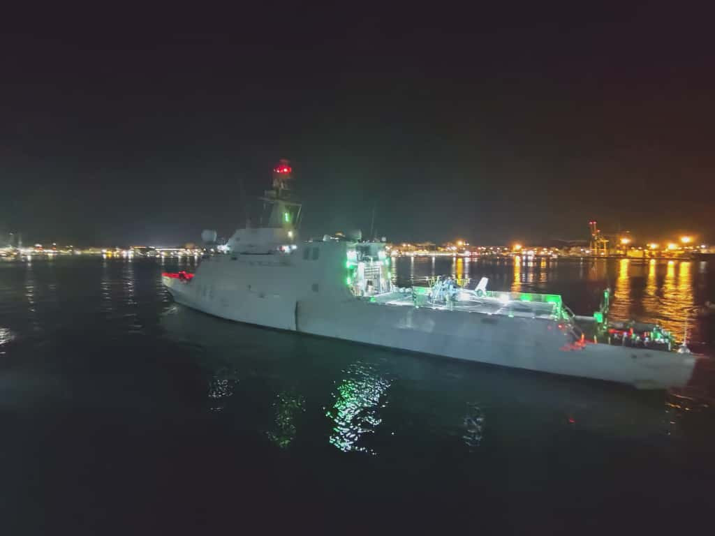 El buque de acción marítima 'Furor' zarpando desde el puerto de Cartagena, rumbo a prestar apoyo a los barcos que integran la Global Sumud Flotilla que se dirige a Gaza.