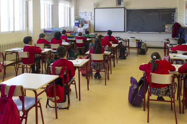 Archivo - Una profesora impartiendo clase en un aula