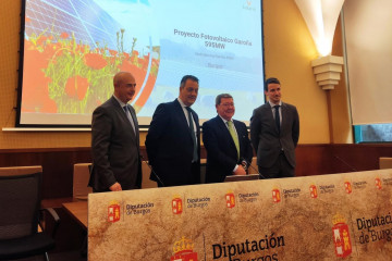 Archivo - En el centro, el presidente de la Diputación de Burgos, César Rico, con representantes de la empresa Solaria.