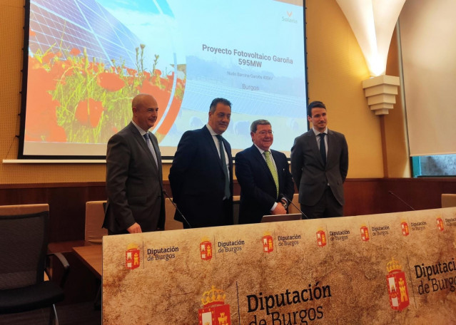 Archivo - En el centro, el presidente de la Diputación de Burgos, César Rico, con representantes de la empresa Solaria.