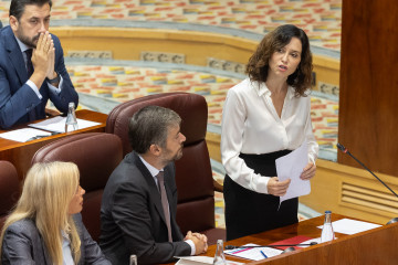 La presidenta de la Comunidad de Madrid, Isabel Díaz Ayuso (i), interviene durante un pleno en la Asamblea de Madrid, a 2 de octubre de 2025, en Madrid (España). La situación del transporte públic