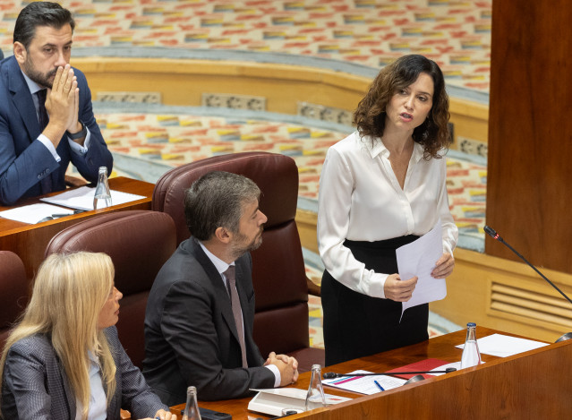 La presidenta de la Comunidad de Madrid, Isabel Díaz Ayuso (i), interviene durante un pleno en la Asamblea de Madrid, a 2 de octubre de 2025, en Madrid (España). La situación del transporte público, la migración y la situación de la Franja de Gaza centran