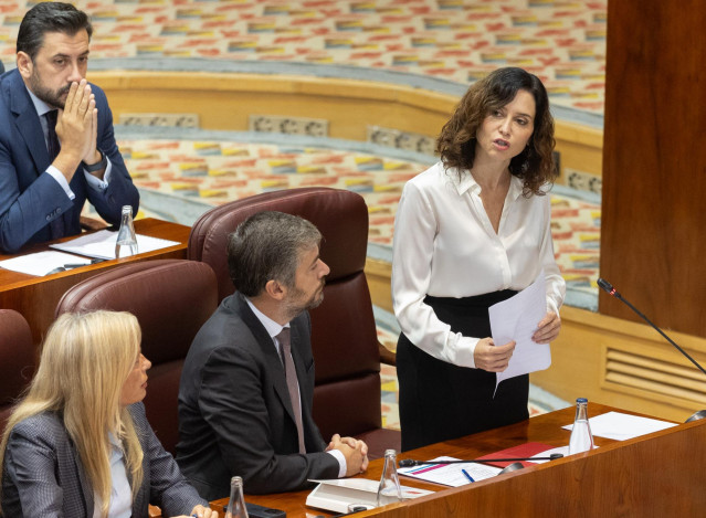 La presidenta de la Comunidad de Madrid, Isabel Díaz Ayuso, interviene durante un pleno en la Asamblea de Madrid, a 2 de octubre de 2025, en Madrid (España).