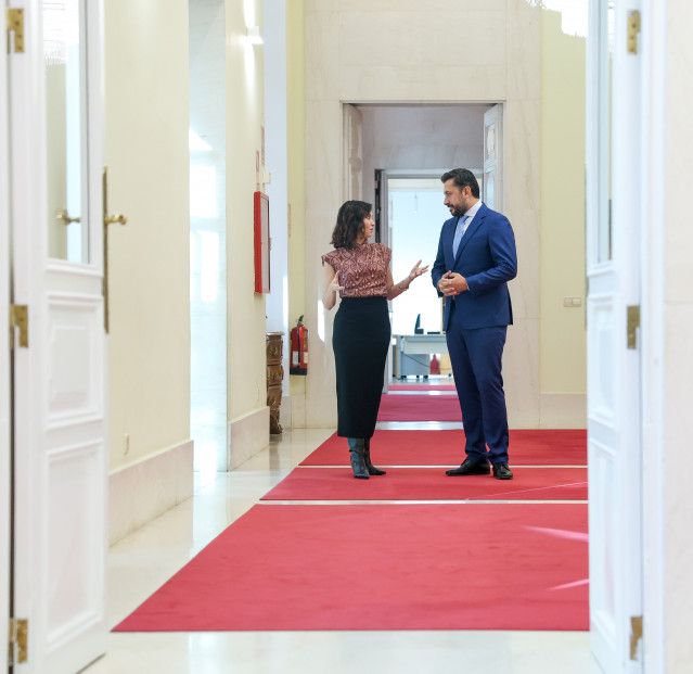 La presidenta de la Comunidad de Madrid, Isabel Díaz Ayuso y el portavoz del PP en la Asamblea de Madrid, Carlos Díaz-Pache, llegan a una reunión en la Real Casa de Correos