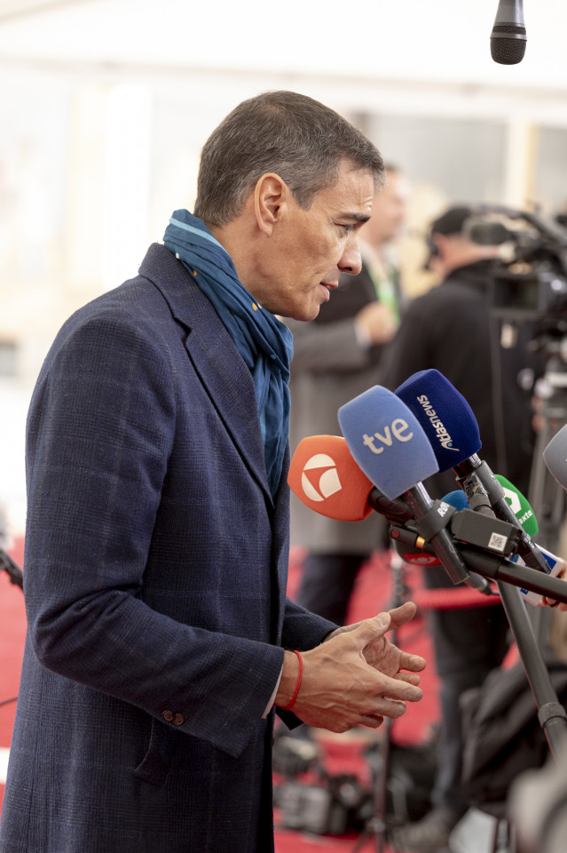 El presidente del Gobierno, Pedro Sánchez, atiende a los medios a su llegada a la Reunión informal de Jefes de Estado y de Gobierno de la Unión Europea, en Copenhague (Dinamarca).