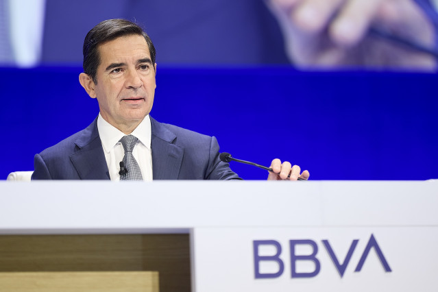 Archivo - El presidente del BBVA, Carlos Torres Vila, interviene durante la Junta General Extraordinaria de Accionistas del BBVA, en el Palacio Euskalduna, a 5 de julio de 2024, en Bilbao, Vizcaya, País Vasco (España).