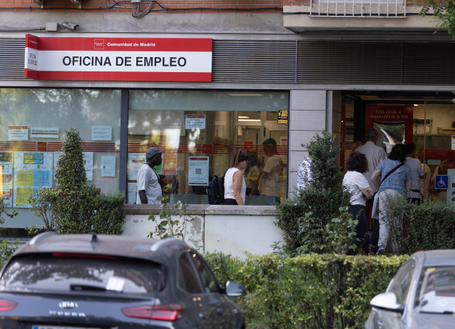 Archivo - Varias personas hacen cola en una oficina del SEPE.